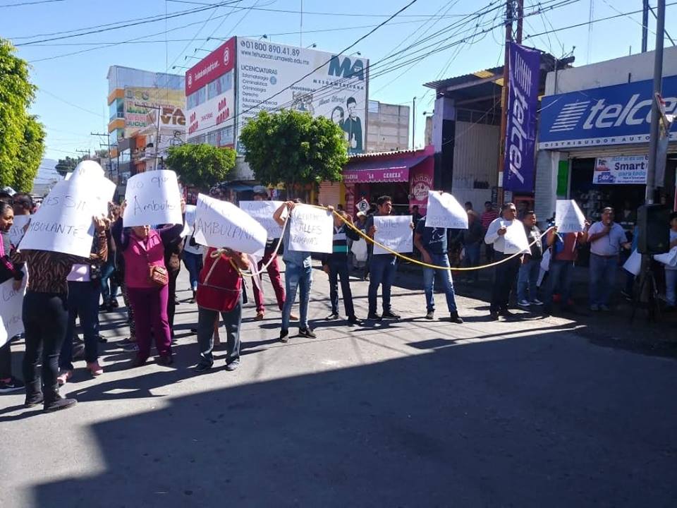 Con pancartas comerciantes exigen controlar ambulantaje