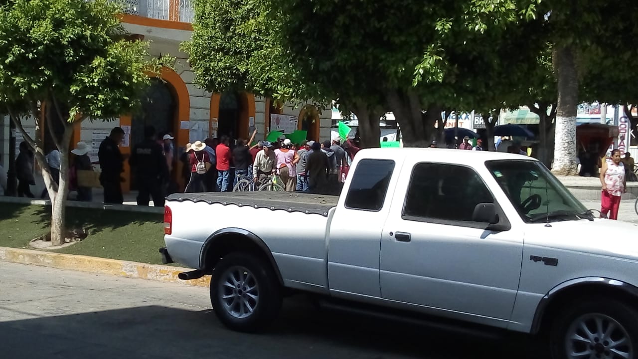 Comerciantes se manifiestan fuera del palacio municipal de Acatzingo