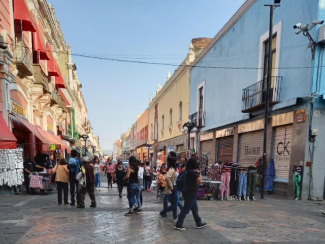 La necesidad hace que ambulantes sobrevivan a un año de covid en Puebla