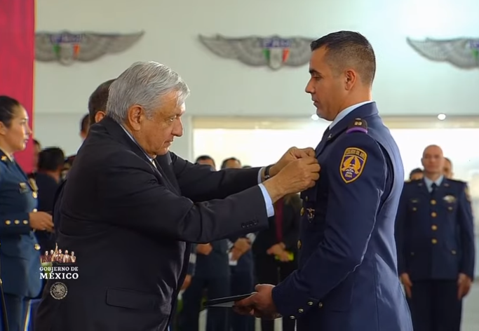 En el Día de la Fuerza Aérea AMLO condecora a militares