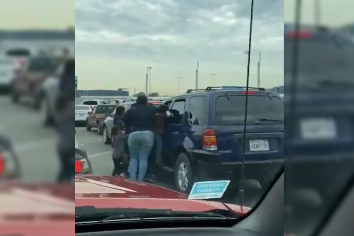 Recuperando la fe en la humanidad, conductor da regalos en la frontera