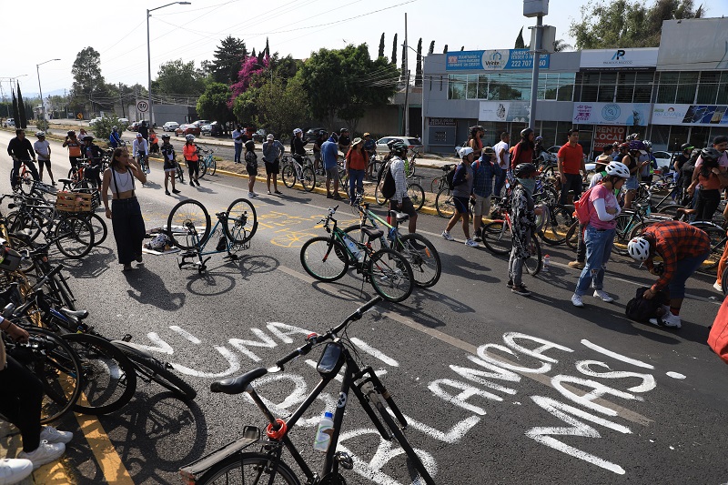 Llevan ante el MP a conductor que aventó camioneta a ciclistas en la Recta