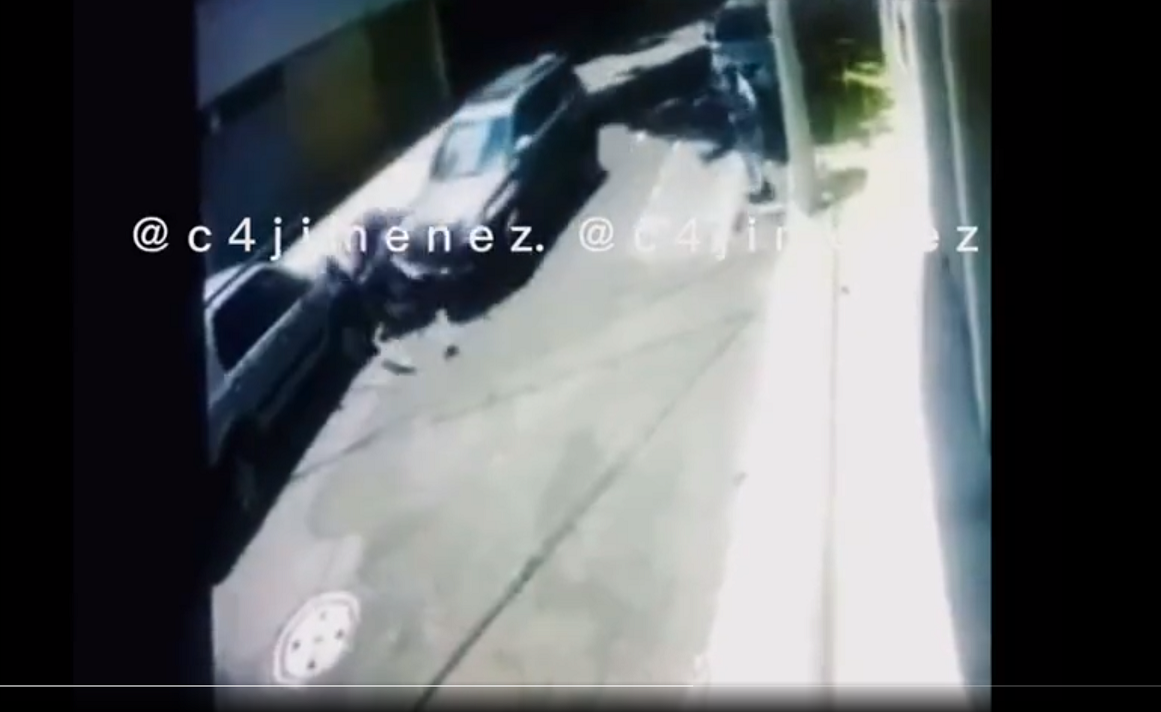 VIDEO Conductor arrolla a delincuentes que le robaron 100 mil pesos