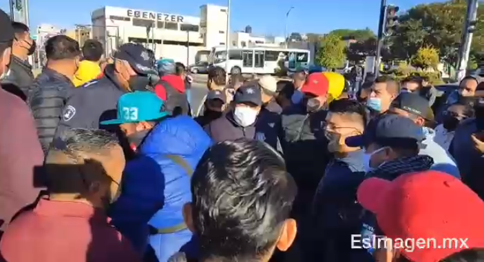 Caos vial en Puebla por bloqueo de conductores de Uber, DiDi y Cabify