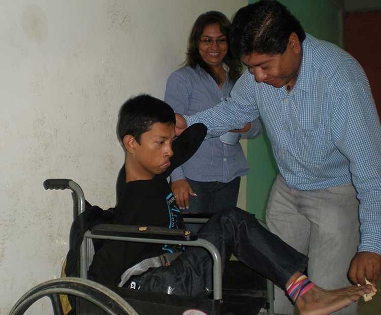 Niño del Teletón 2008 sorprende a alumnos de secundaria de Acatlán