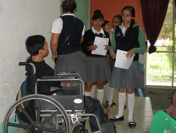 Niño del Teletón 2008 sorprende a alumnos de secundaria de Acatlán