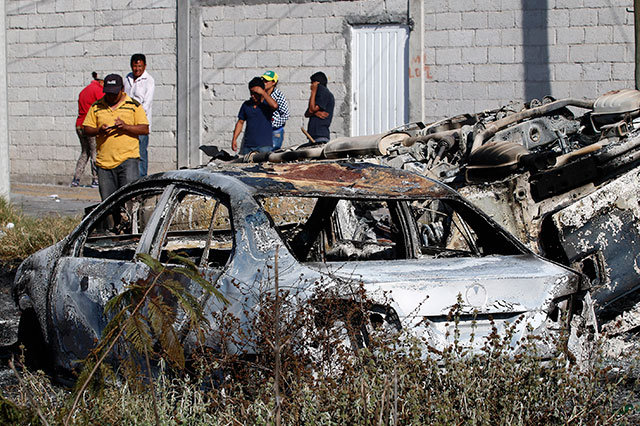 Golpean a 15 policías y queman autos de edil de Tlanepantla