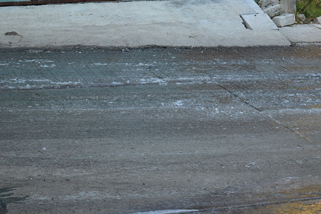 Helada congela agua en carretera a Zacapoaxtla y vuelca una camioneta