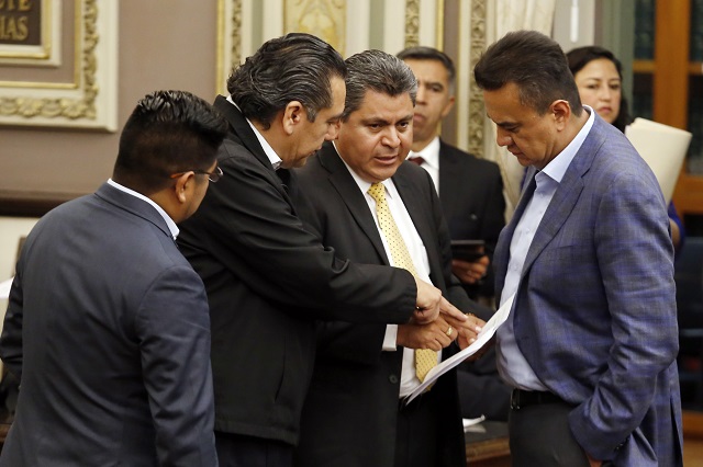 Retira Congreso requisito de licencia a choferes de Uber