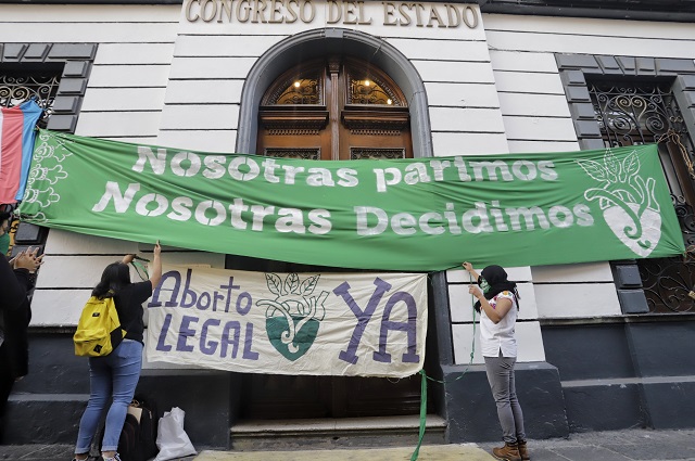 Grupos feministas politizan el tema del aborto en Puebla: Barbosa