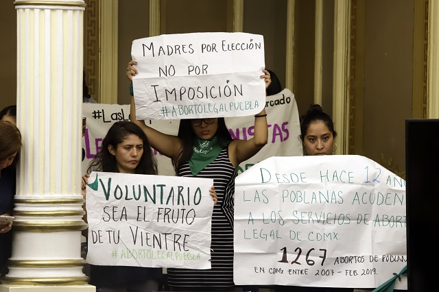 Propone Barbosa reducir penas a mujeres que aborten en Puebla
