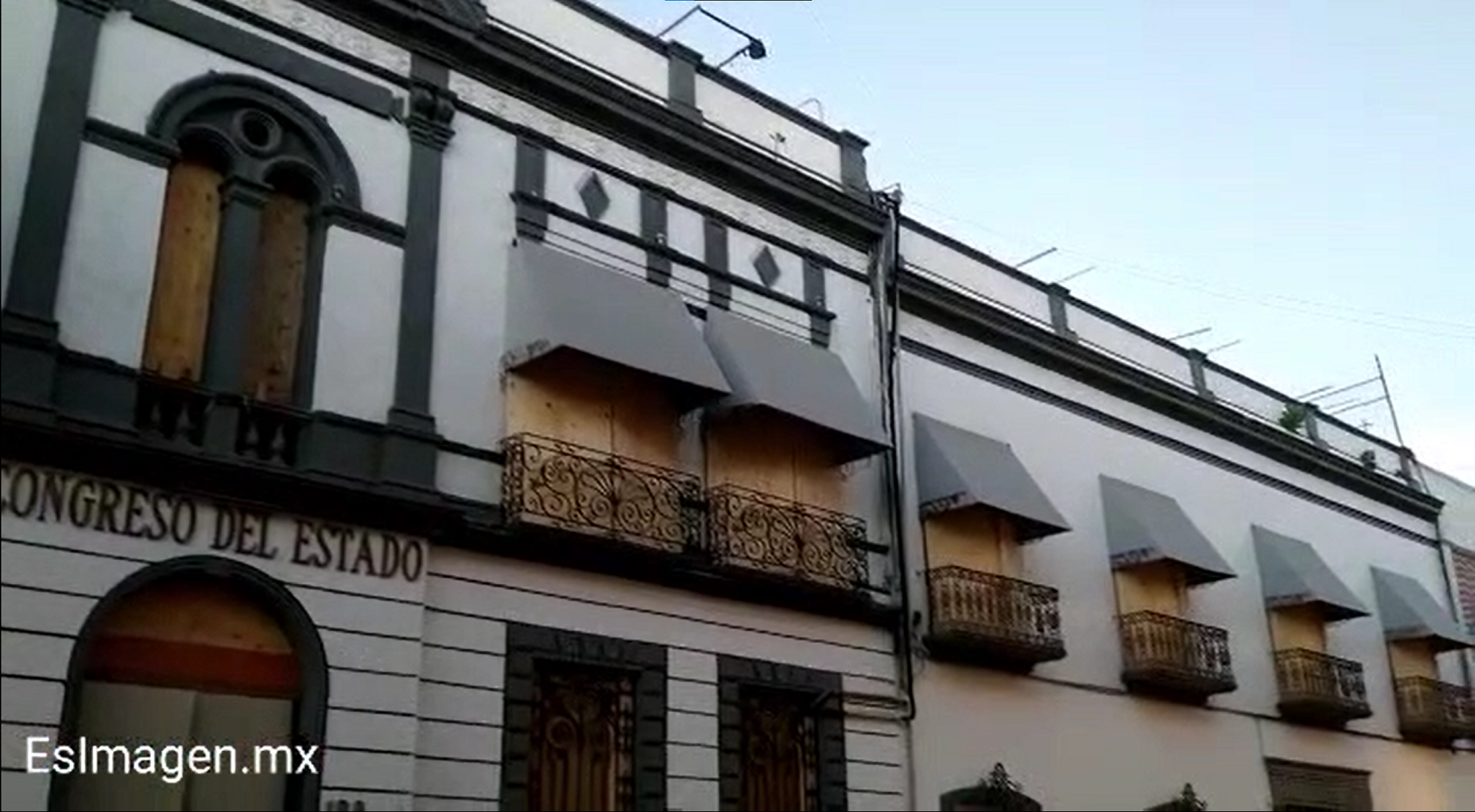 Cubren puertas y ventanas del Congreso Local previo a las marchas feministas del 8M