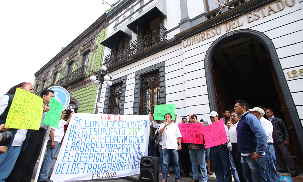 Extrabajadores del estado se manifiestan en el Congreso 
