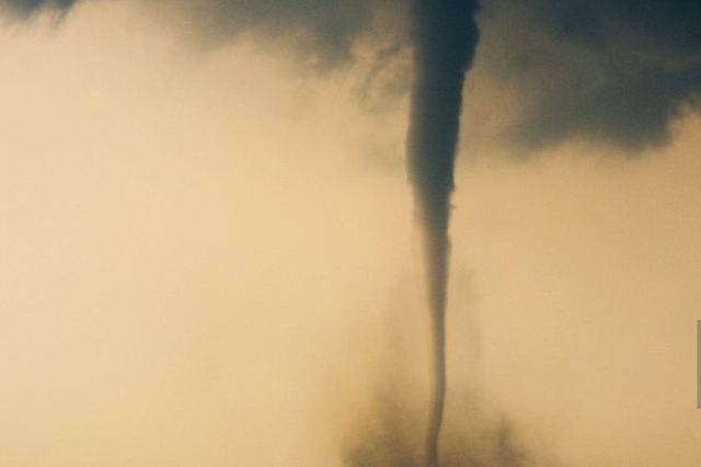 Cono de nubes causa alarma en Mérida