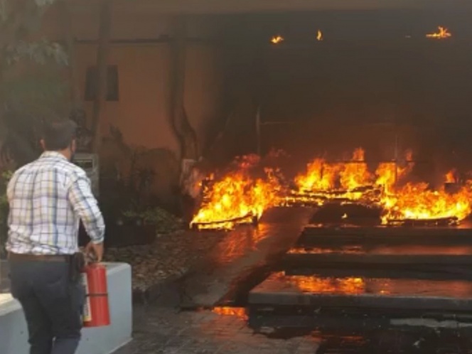 Normalistas rocían gasolina y prenden instalaciones del Congreso de Guerrero