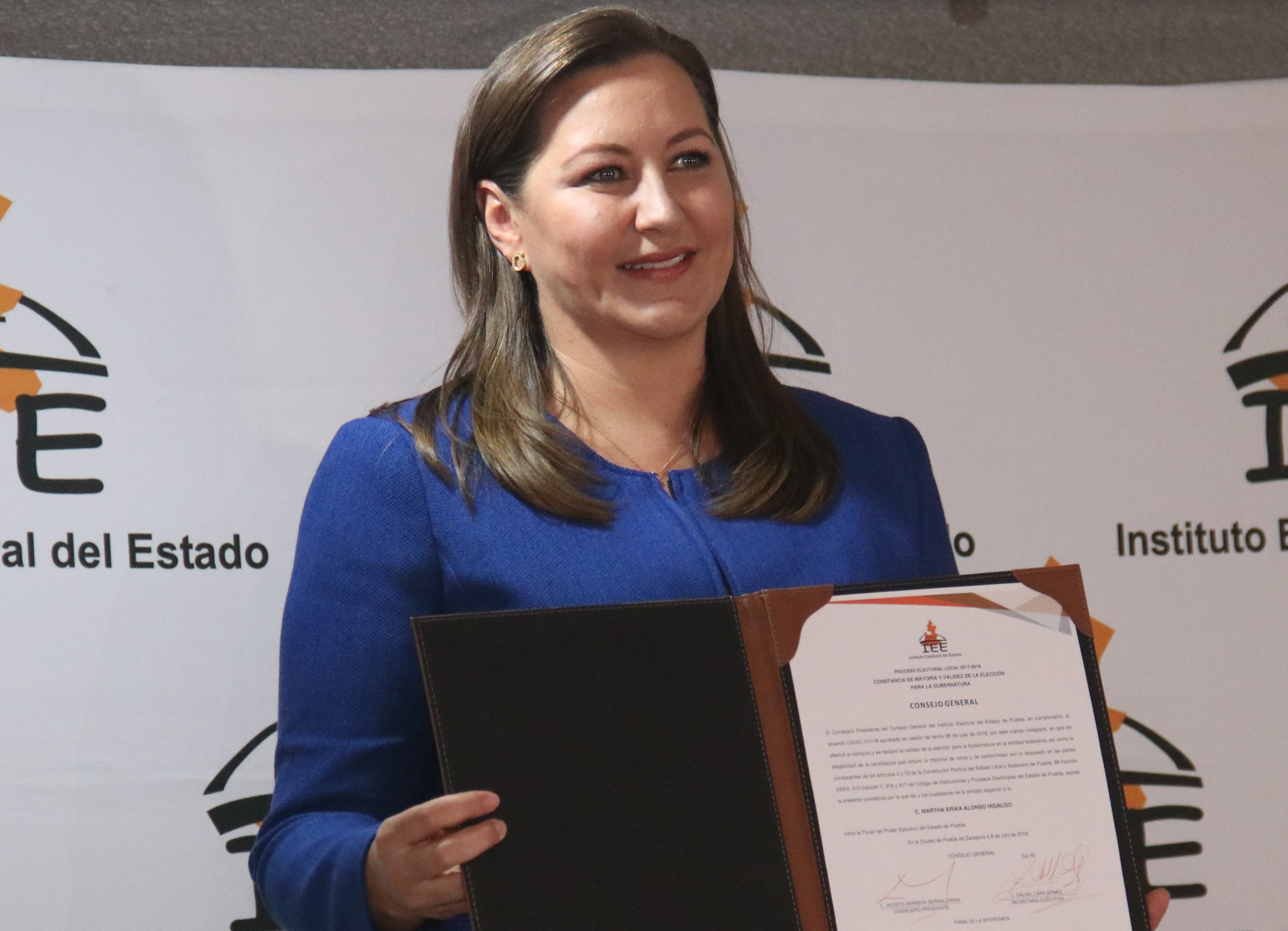 Recibe Martha Érika constancia de mayoría como gobernadora 