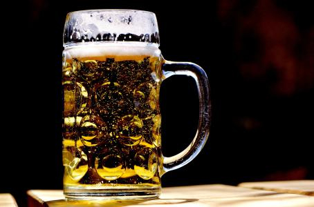 Morena propone vender cerveza al tiempo para reducir consumo
