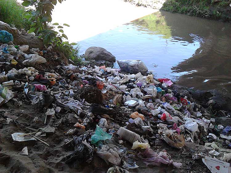 Contaminados con basura y aguas negras, los ríos de la Mixteca