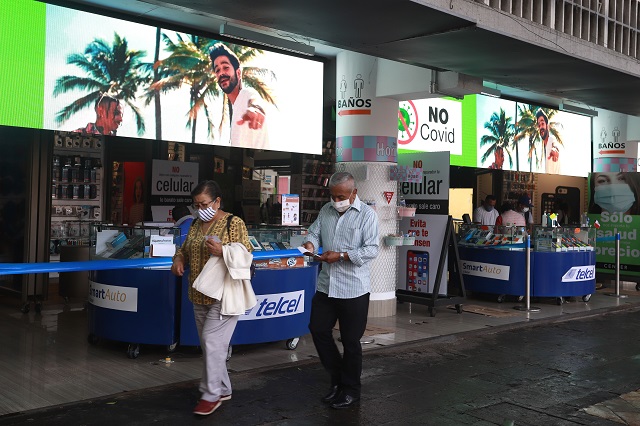 Por rebrote de Covid restaurantes y centros comerciales reducirán horario