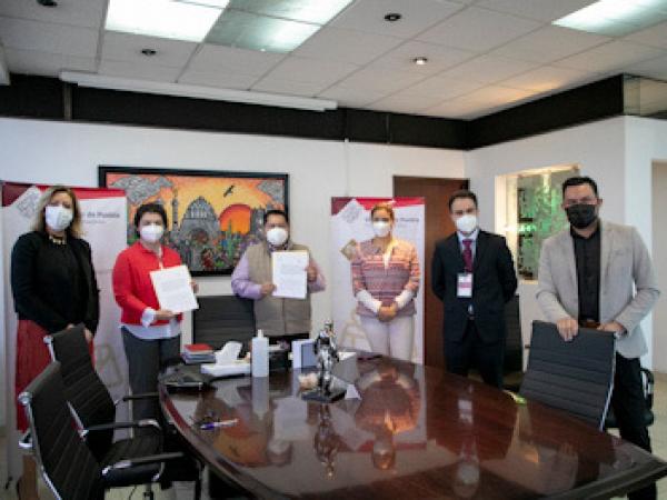 Firman SMT e IEU convenio para brindar becas a trabajadores