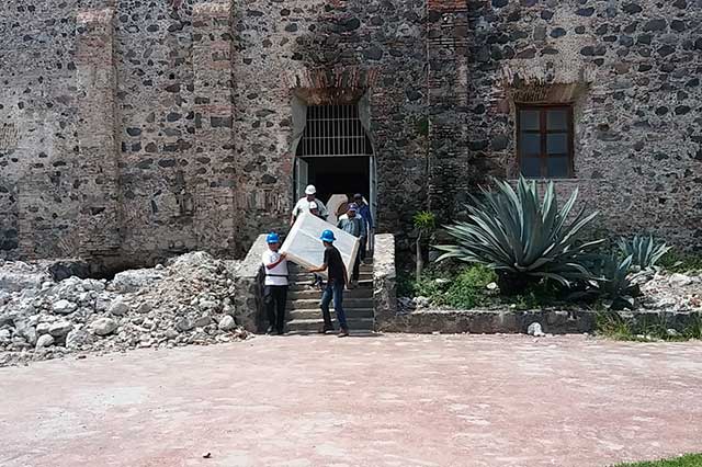 Religiosas comen en el patio del Convento de Santa Clara tras el sismo