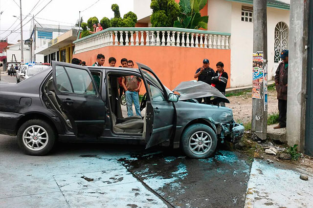 Hombre convulsiona mientras conduce y choca en Teziutlán