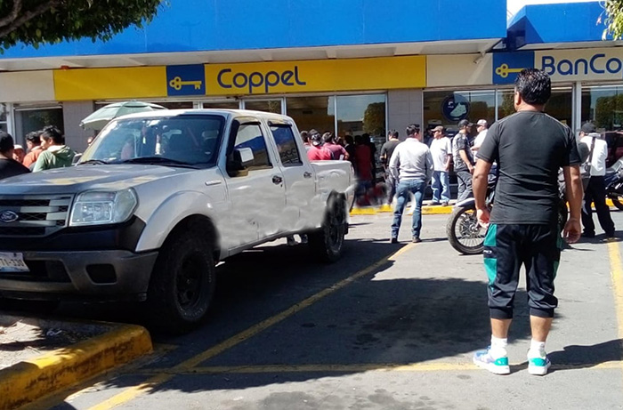 Asaltan Coppel del bulevar Norte, frente a Soriana en Puebla