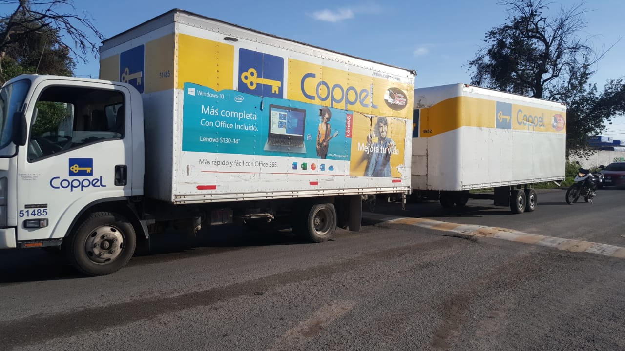 Tras persecución recuperan camión de Coppel robado en Texmelucan