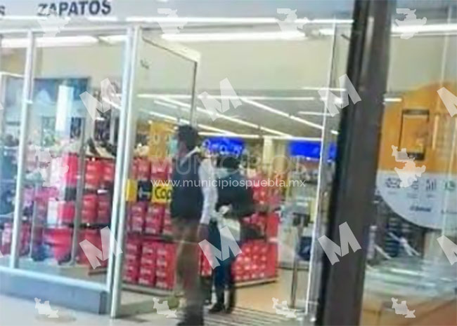 Pareja golpea empleado y roba casi 20 celulares en Coppel de Amozoc