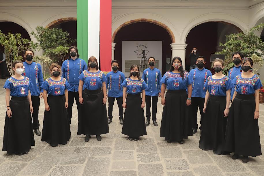 Coro Esperanza Azteca visita Casa Aguayo