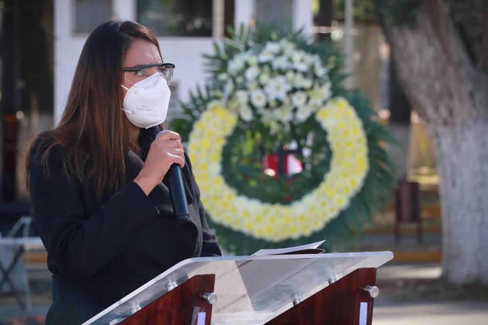 Rinde Angélica Alvarado homenaje a policía caído