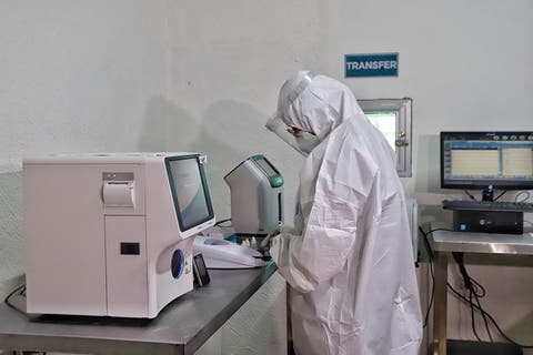 Israel cierra aeropuertos tras detectar variantes de covid