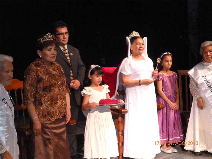 Coronan a Felipa I Reina de la Casa del Abue en Teziutlán