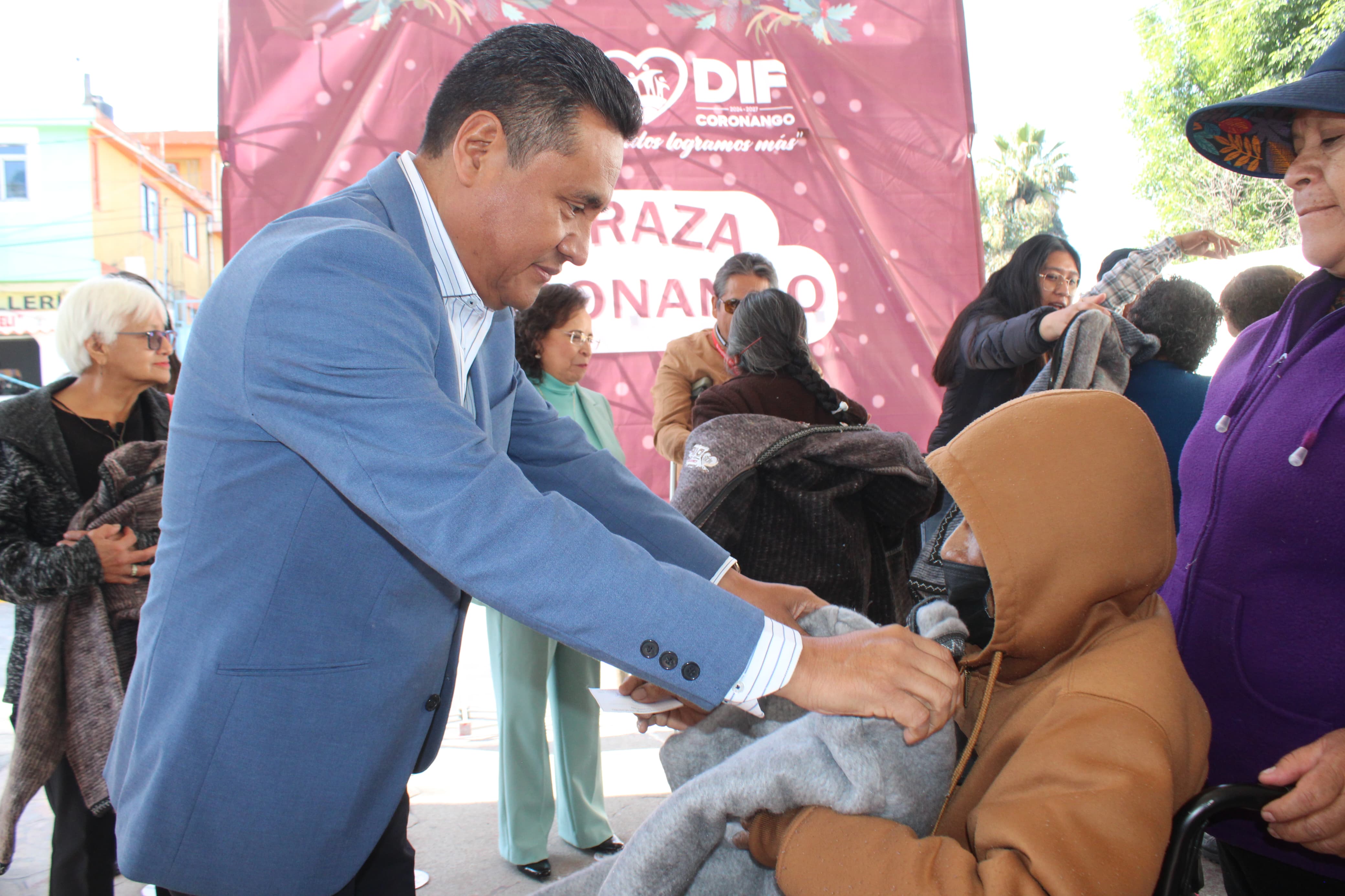 Reciben abuelitos chamarras del programa Abraza Coronango