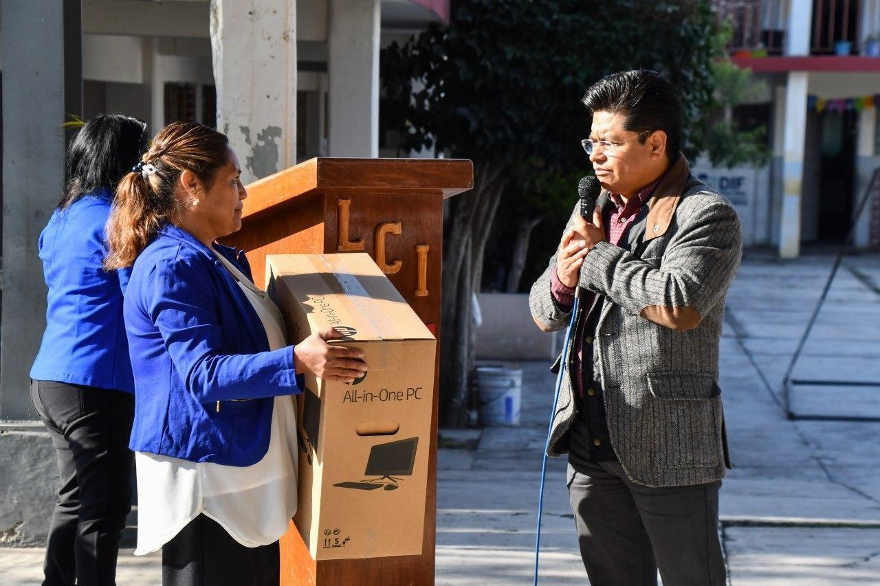 Entrega edil de Coronango apoyo educativo