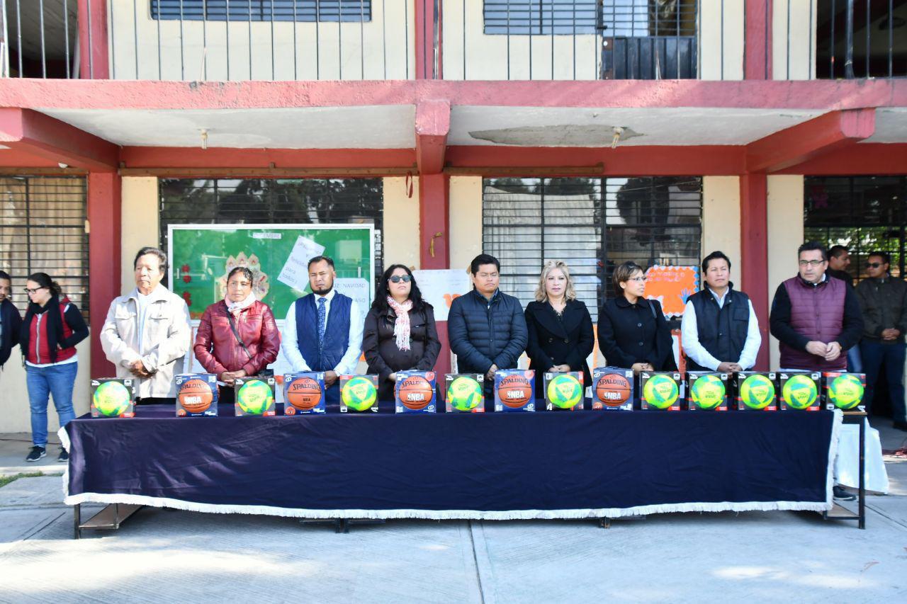 Entrega Teutli obra y apoyos educativos en Coronango