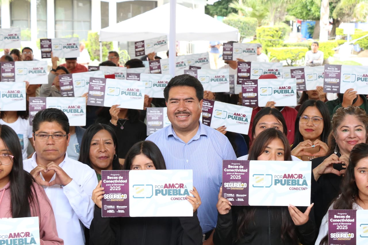 Jóvenes reciben SIM para acceso a internet en Coronango