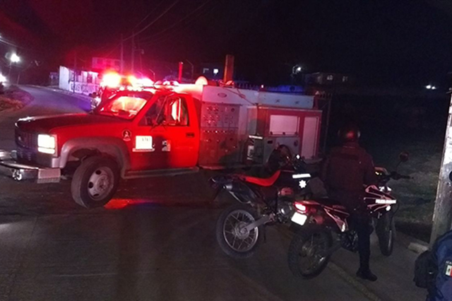 Incendio calcina vehículos en corralón de Teziutlán