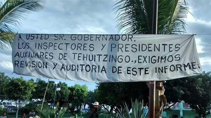 Corren a edil de Tehuitzingo de su informe de gobierno