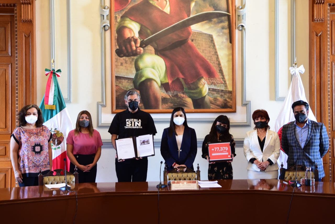 Organización entrega a Ayuntamiento de Puebla 77 mil firmas contra corridas de toros