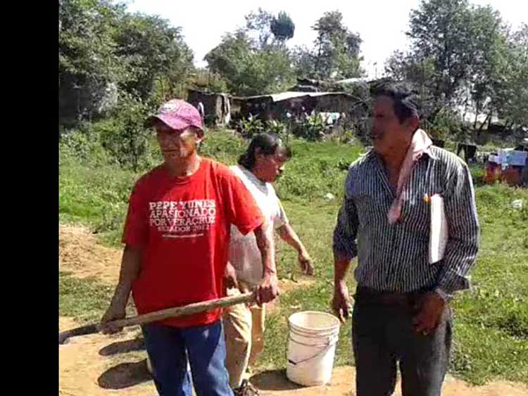 Cortan servicios públicos a vecinos en colonia de Huauchinango