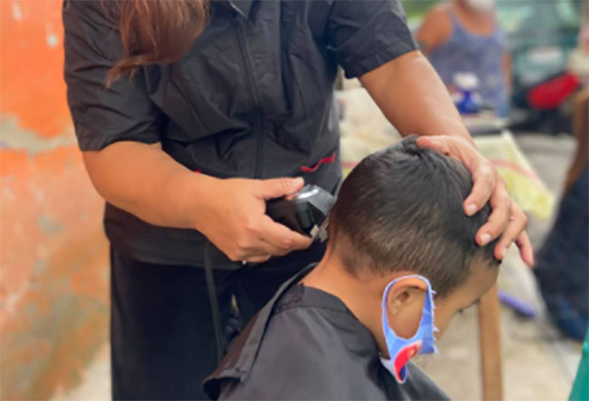 Realiza Lupita Leal la tercera jornada comunitaria de corte de cabello