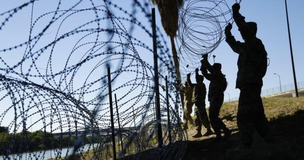Corte de USA prohíbe trozar alambres de púas instalados en frontera con México.