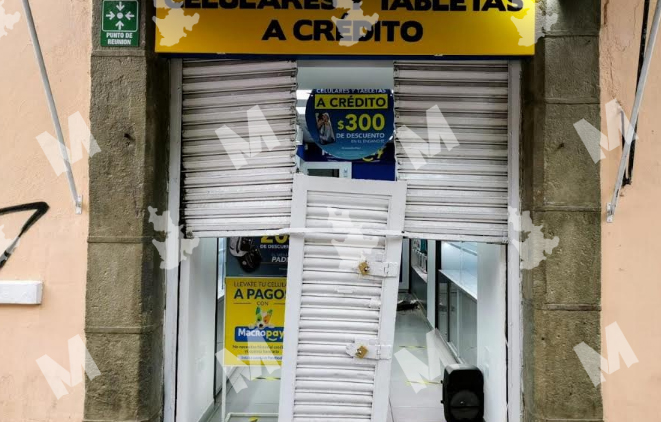 Dan cortinazo y vacían local de celulares en centro histórico de Puebla