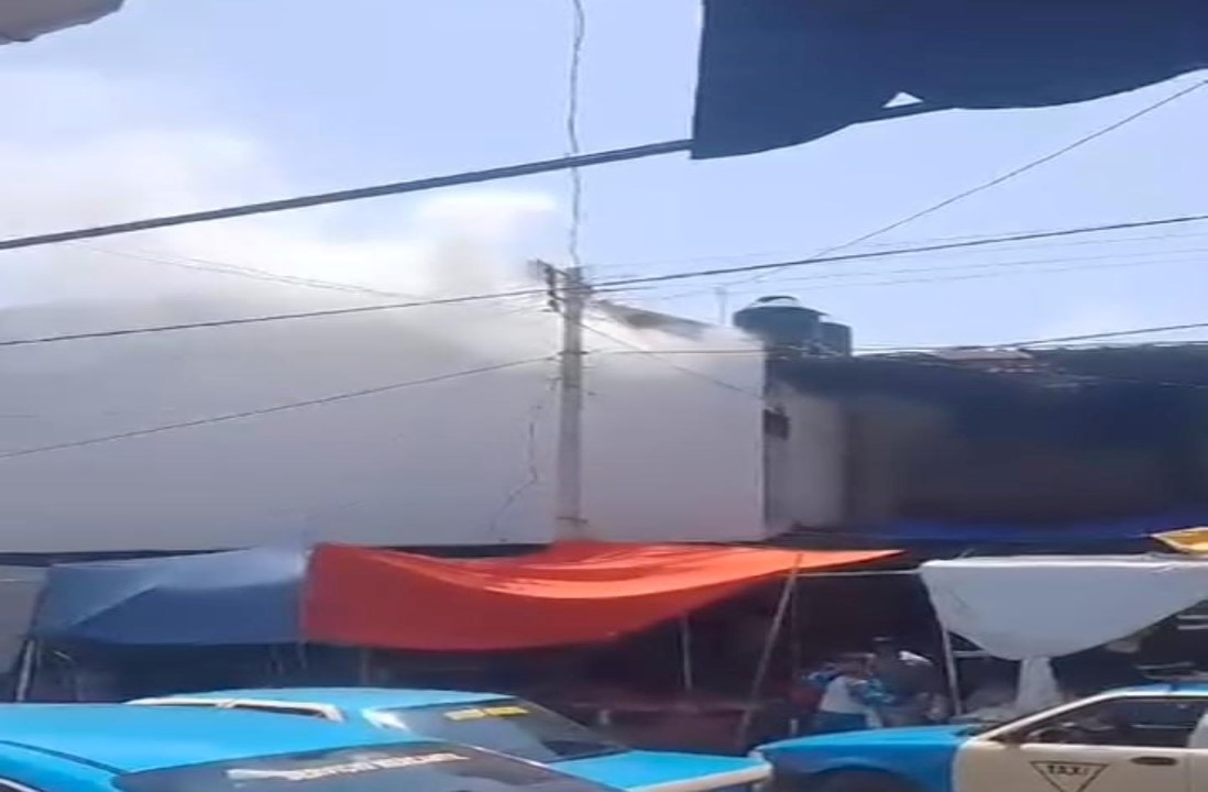 Corto circuito genera evacuación en el mercado de Acatlán