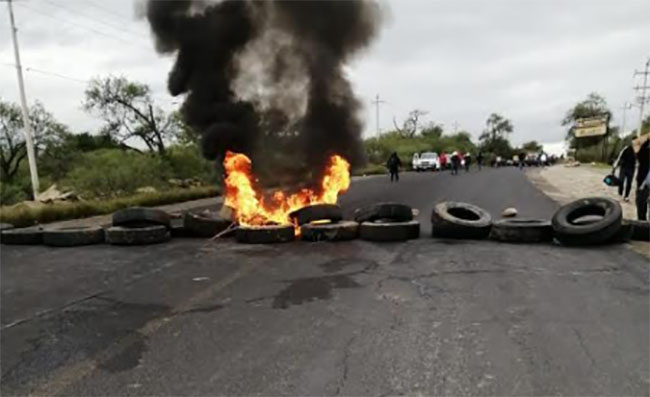 Por falta de obras habitantes bloquean nuevamente carretera en Coxcatlán