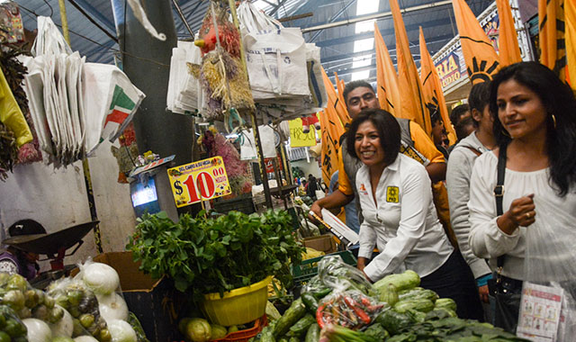 Roxana Luna visita mercado de Cholula y afirma que evitará su desaparición