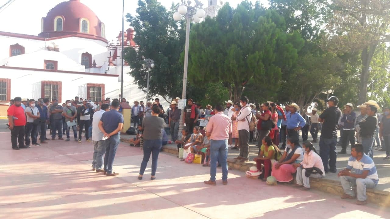Habitantes de Coxcatlán clausuran auditorio e instalaciones del DIF