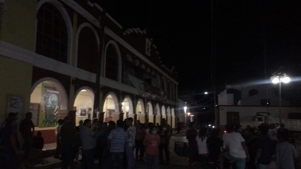 Protestan habitante de Coxcatlán ante falta de apoyos del alcalde tras tromba
