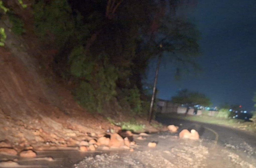 Se registra derrumbe en la carretera Coxcatlán-Zoquitlán por lluvias